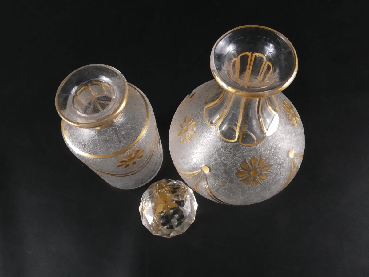 Set van 2 vintage glazen karaffen met goudkleurige decoratie - foto 20
