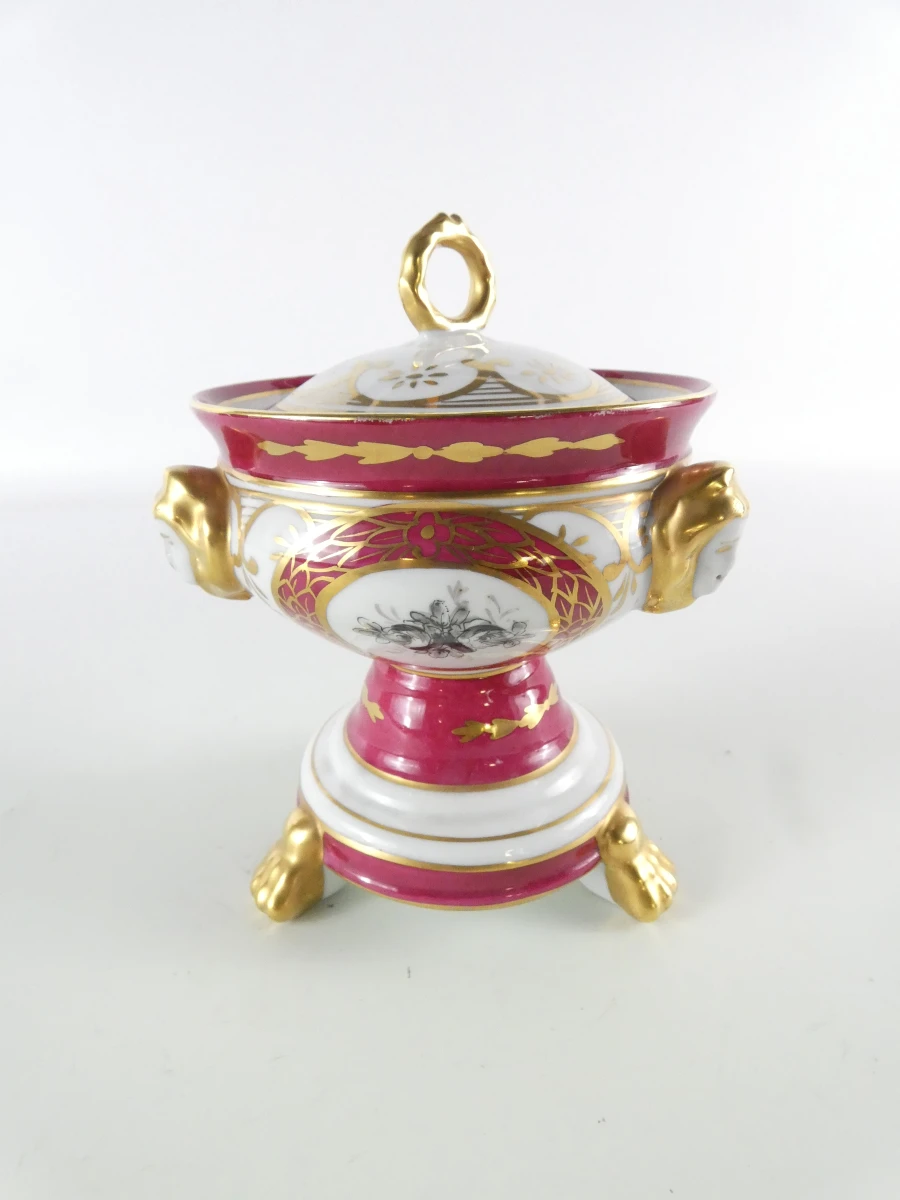Klassieke porseleinen dekselpot met gouden accenten - foto 2