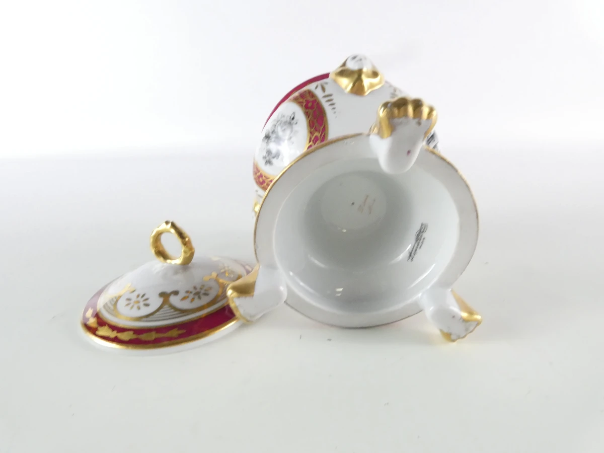 Klassieke porseleinen dekselpot met gouden accenten - foto 4