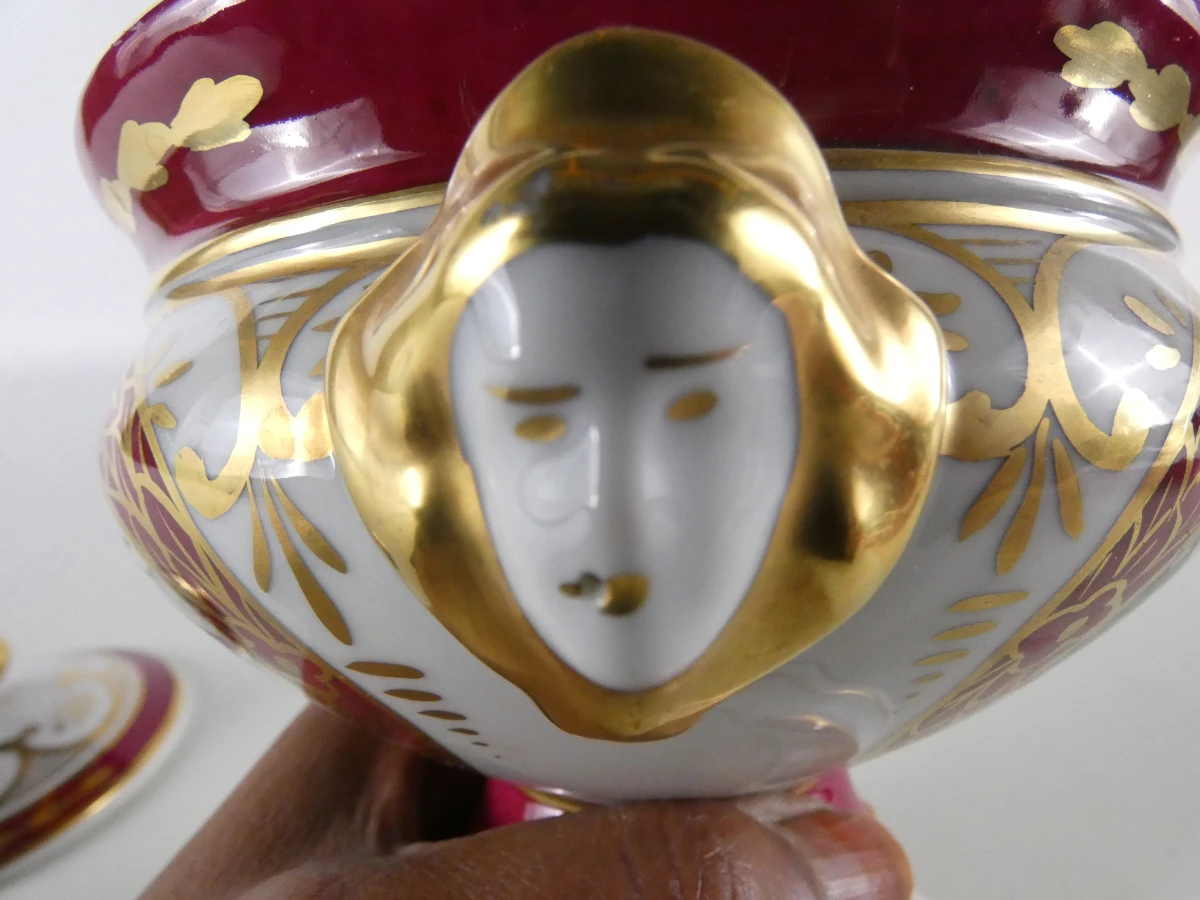 Klassieke porseleinen dekselpot met gouden accenten - foto 9