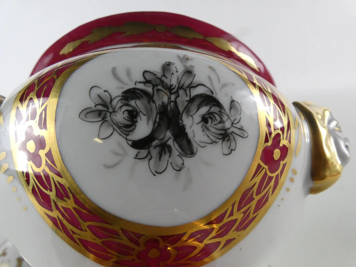 Klassieke porseleinen dekselpot met gouden accenten - foto 11