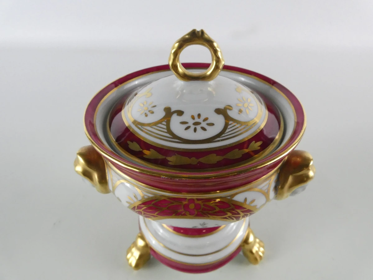 Klassieke porseleinen dekselpot met gouden accenten - foto 12