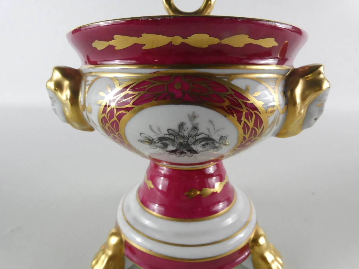 Klassieke porseleinen dekselpot met gouden accenten - foto 13