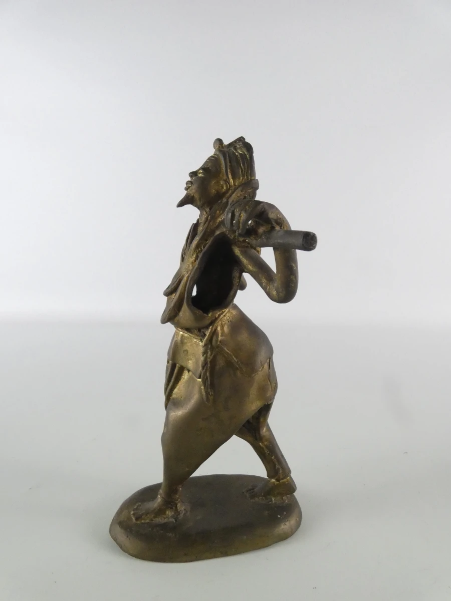 Bronzen beeldje van werkman met stok - foto 3