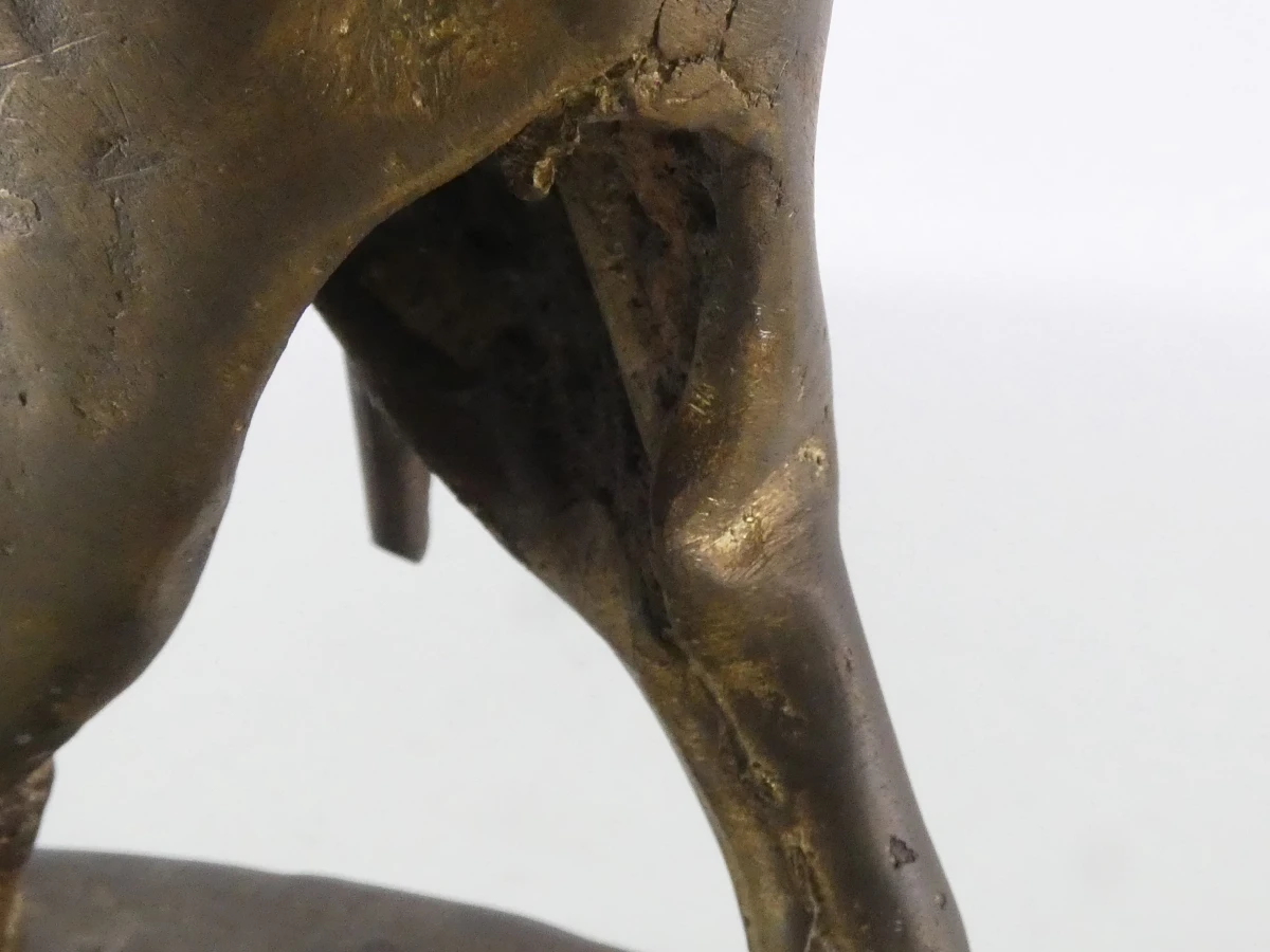 Bronzen beeldje van werkman met stok - foto 11
