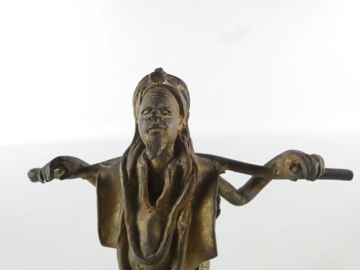 Bronzen beeldje van werkman met stok - foto 13