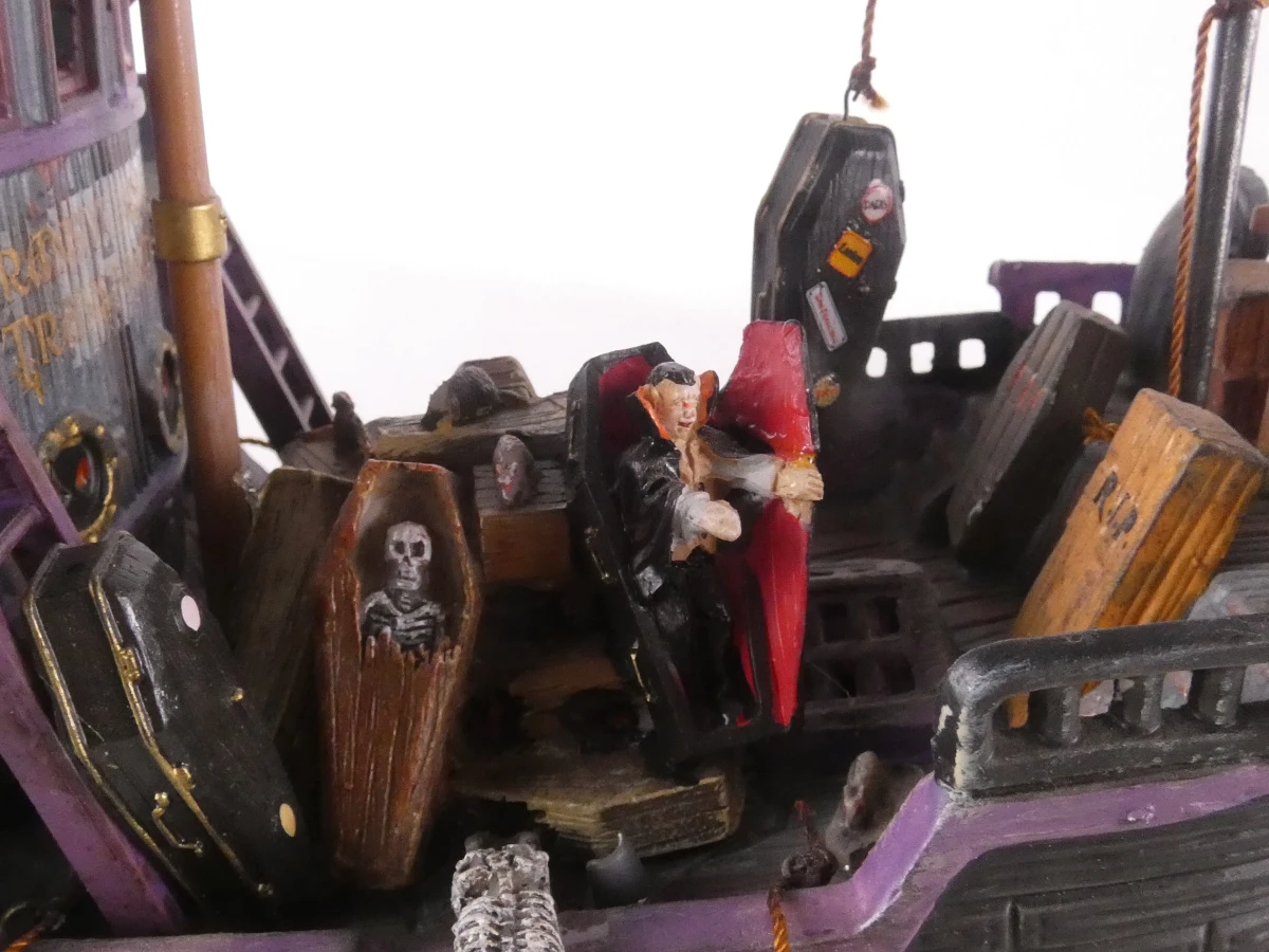 Lemax Spooky Town – Transylvania Transport Co. & Spooky Graveyard (Met Doos) - foto 11