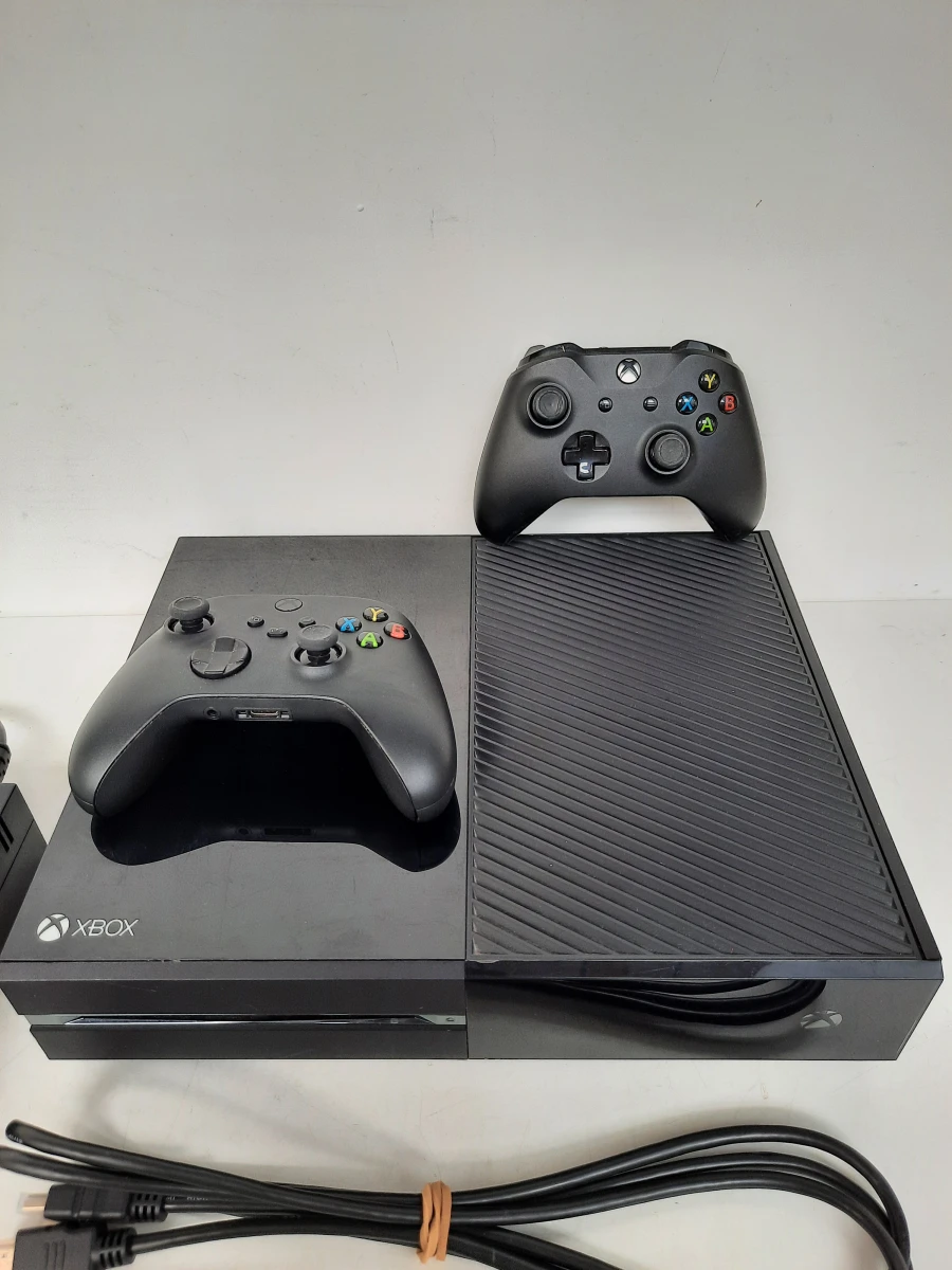 Xbox One Console (Model 1540) – Inclusief 2 Controllers, Kabels & 2 Games
