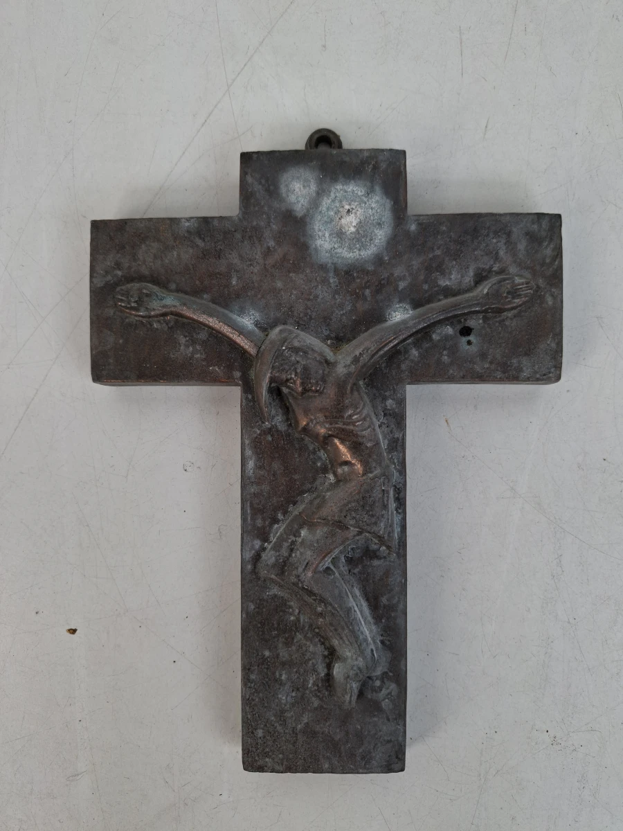Prachtig Bronskleurig Mid-Century Wandkruisbeeld – Modernistisch Relief