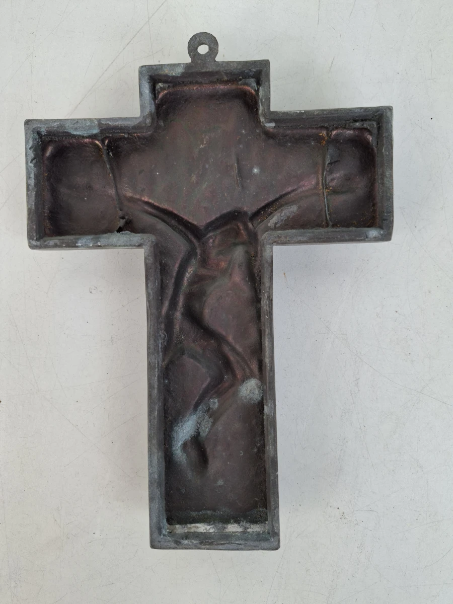 Prachtig Bronskleurig Mid-Century Wandkruisbeeld – Modernistisch Relief