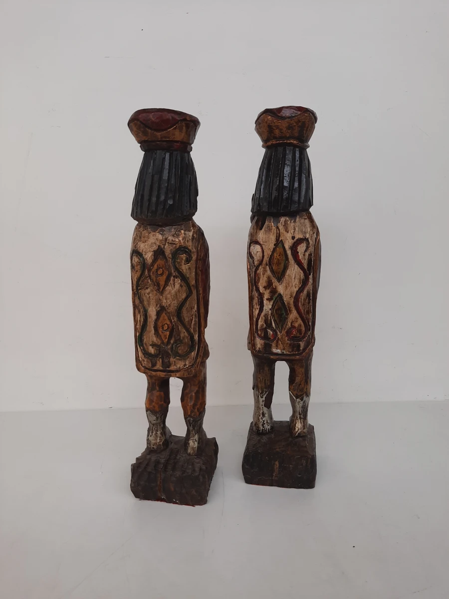 Paar Vintage / Antiek Stijl Houten Beelden – Handgesneden Wachters met Scepter