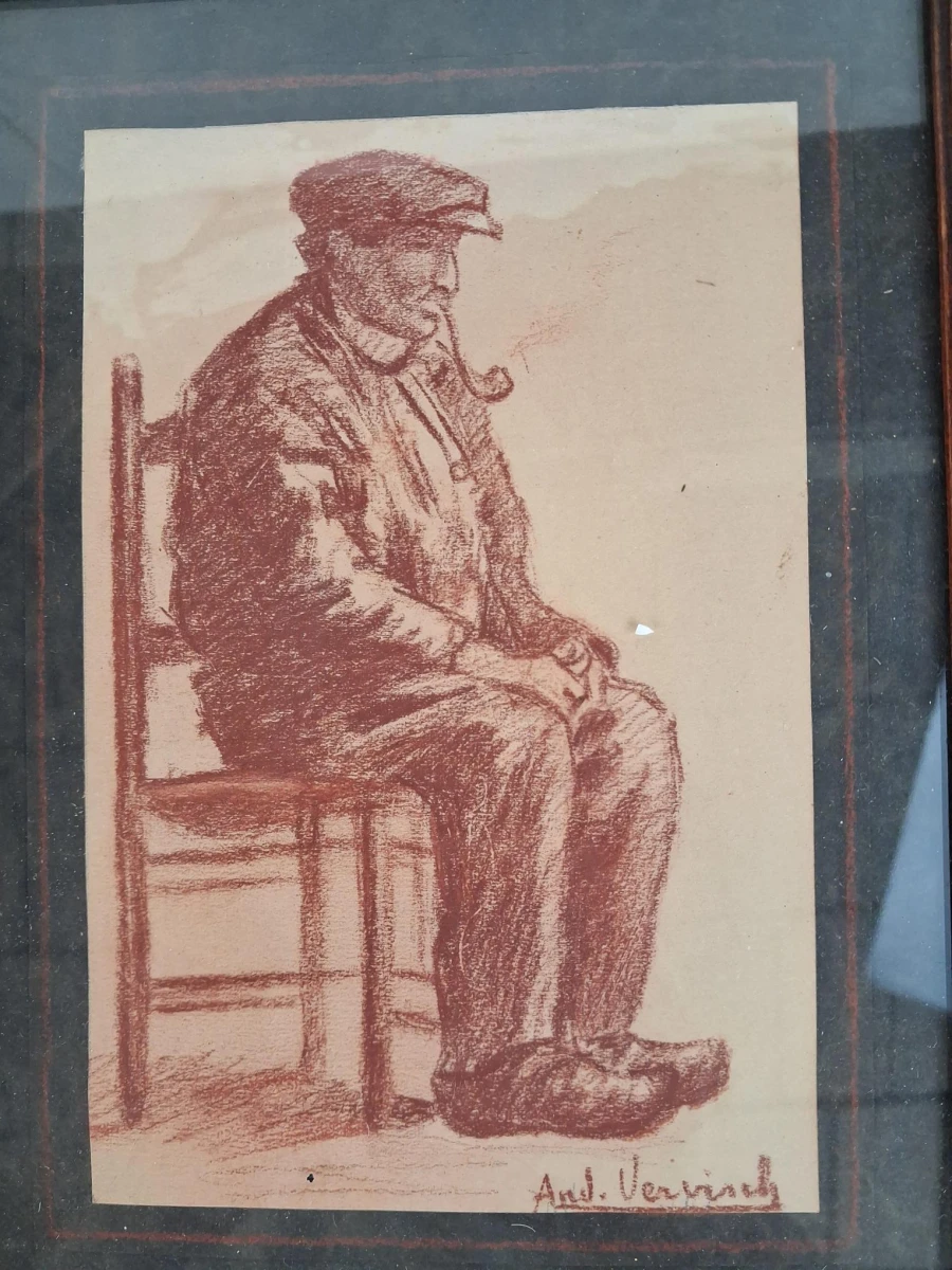 Rood krijttekening van een zittende man