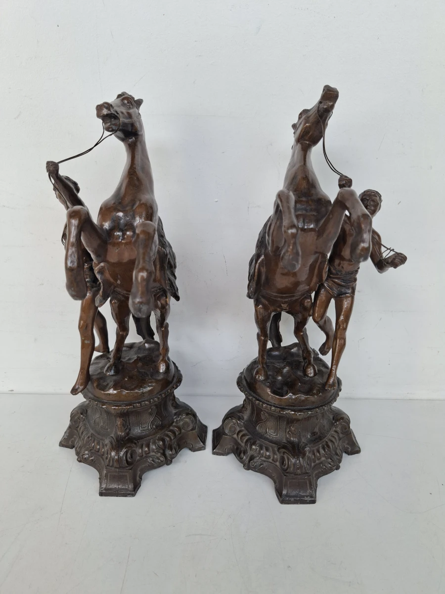 Prachtig Paar Antieke Franse Beelden "Les Chevaux de Marly" – Met Paardentemmers – Naar G. Coustou (ca. 1900)