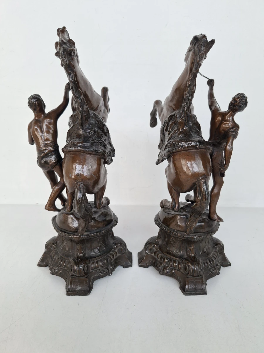 Prachtig Paar Antieke Franse Beelden "Les Chevaux de Marly" – Met Paardentemmers – Naar G. Coustou (ca. 1900)