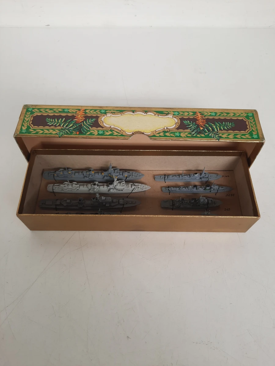 Kavel van 8 Vintage Metaal/Witmetaal 1:1250 Waterlijn Scheepsmodellen (O.a. Hansa)