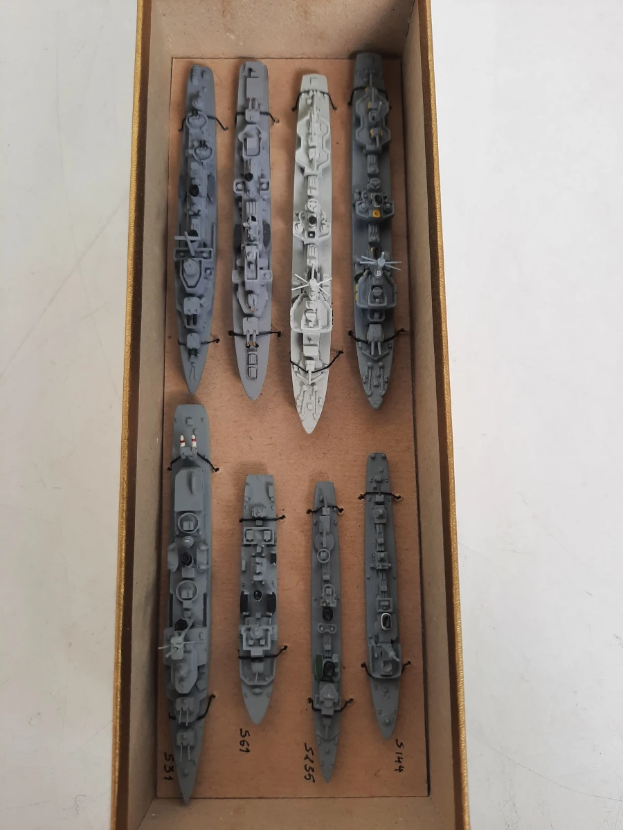 Kavel van 8 Vintage Metaal/Witmetaal 1:1250 Waterlijn Scheepsmodellen (O.a. Hansa)