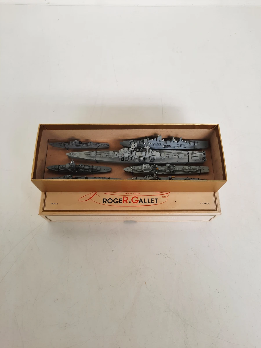 Kavel van 7 Vintage Metaal/Witmetaal 1:1250 Waterlijn Scheepsmodellen – In Antieke Doos