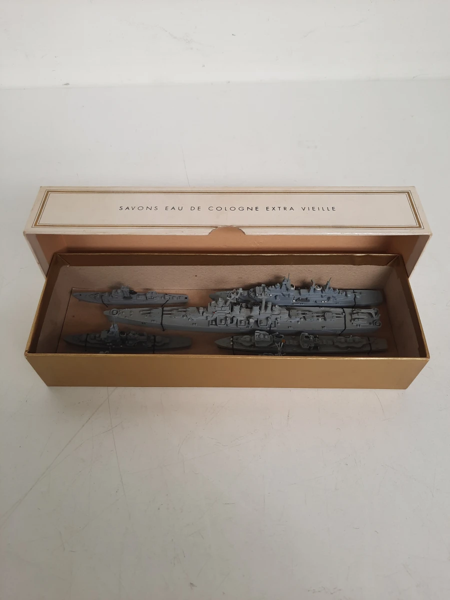 Kavel van 7 Vintage Metaal/Witmetaal 1:1250 Waterlijn Scheepsmodellen – In Antieke Doos