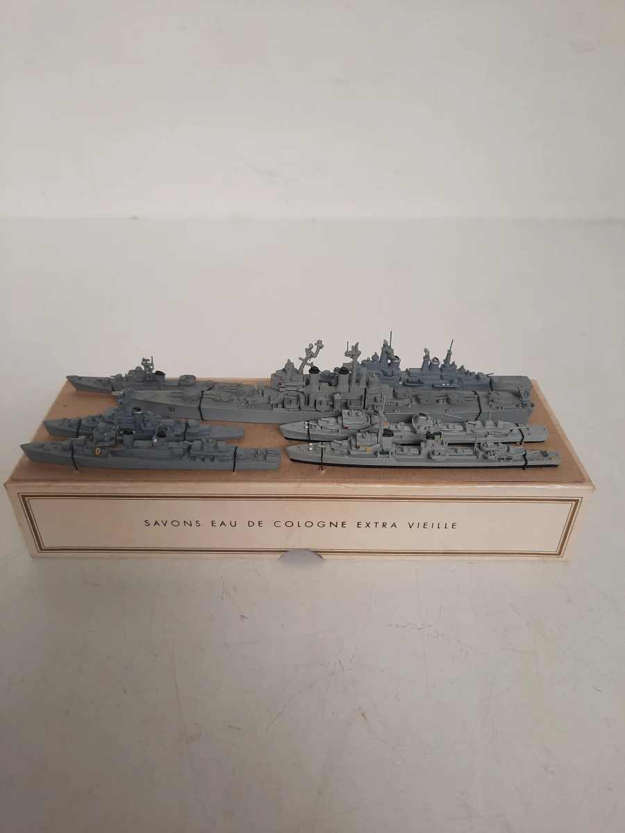 Kavel van 7 Vintage Metaal/Witmetaal 1:1250 Waterlijn Scheepsmodellen – In Antieke Doos