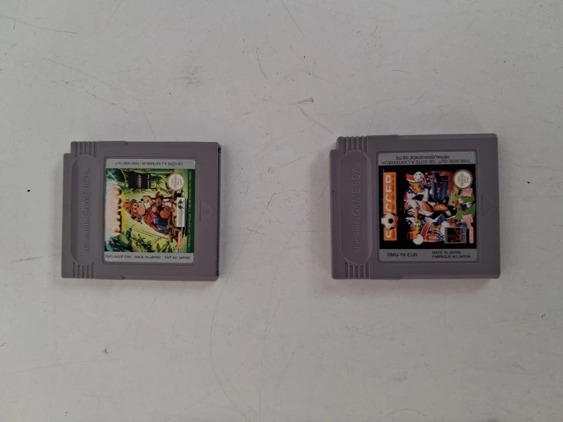 Groene Game Boy met twee spelletjes