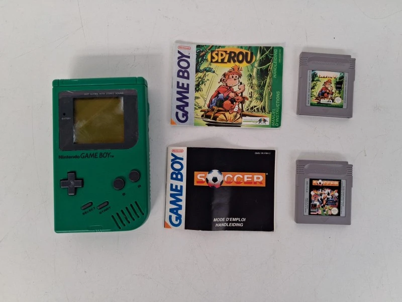 Groene Game Boy met twee spelletjes