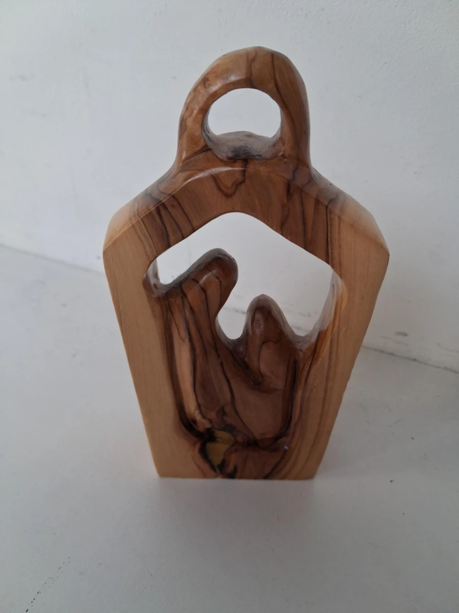 Handgesneden abstracte kerststal van olijfhout