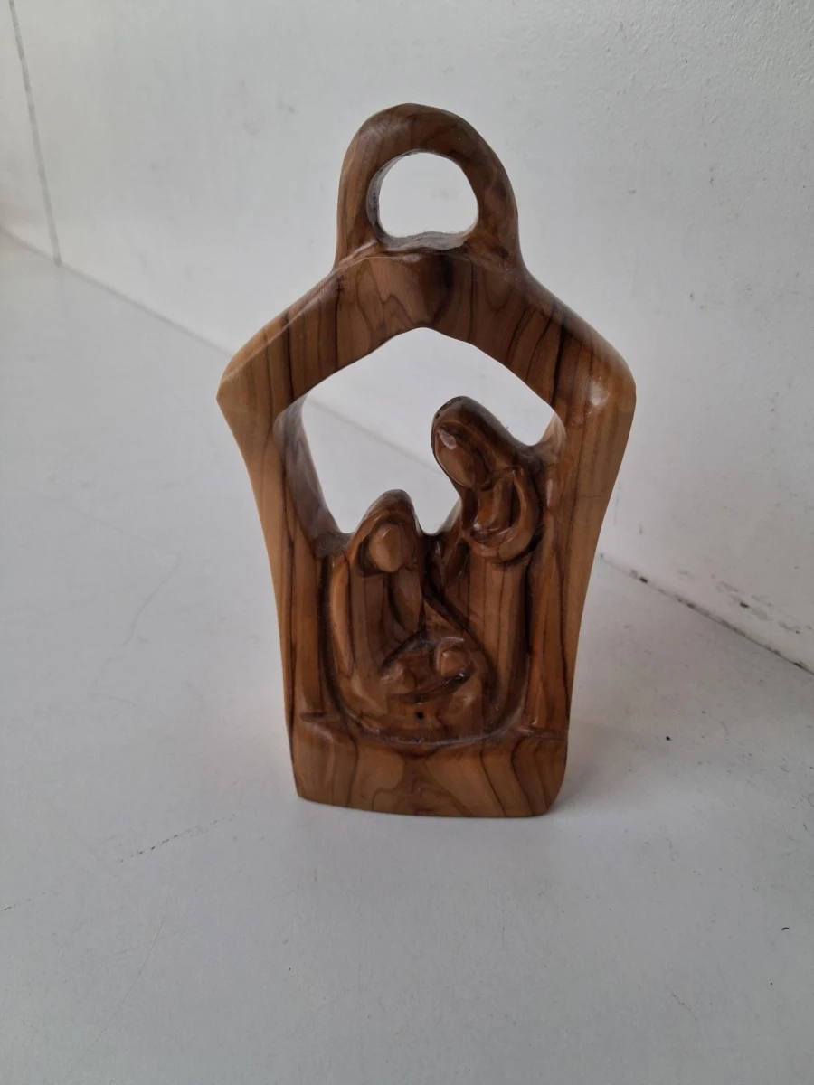 Handgesneden abstracte kerststal van olijfhout