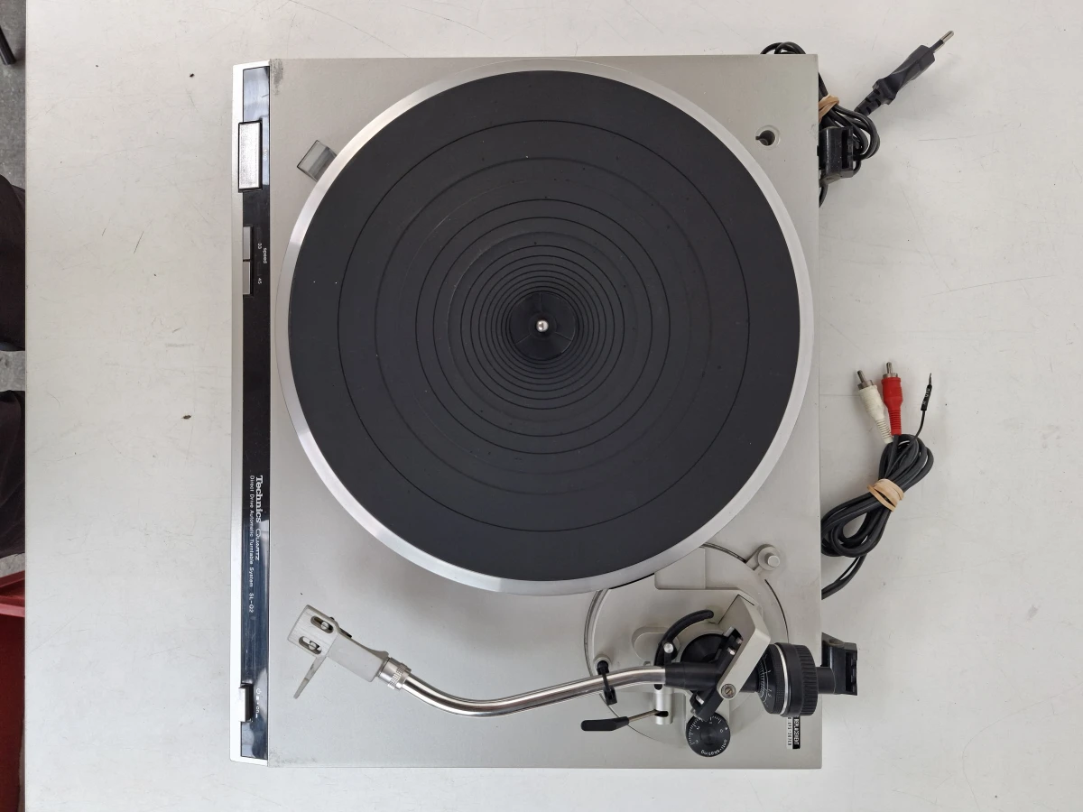 Technics SL-Q2 Platenspeler – Quartz Direct Drive – Inclusief Stofkap (Scharniertabs defect)