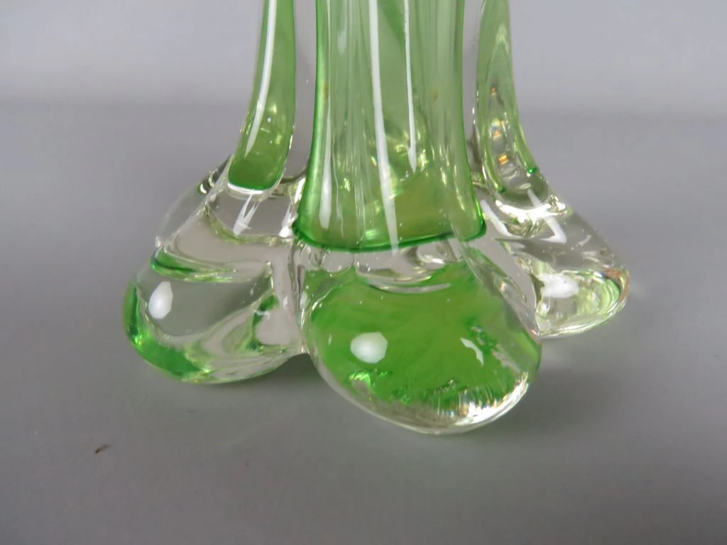 Glazen solifleur vaas in groen en helder glas