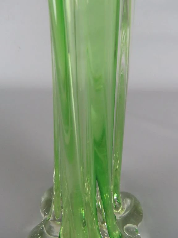 Glazen solifleur vaas in groen en helder glas