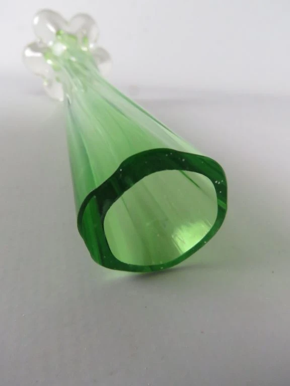 Glazen solifleur vaas in groen en helder glas