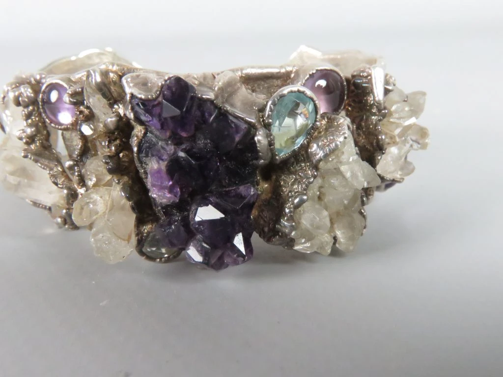 Brutalistisch zilverkleurige cuff-armband met amethist en kwartskristallen