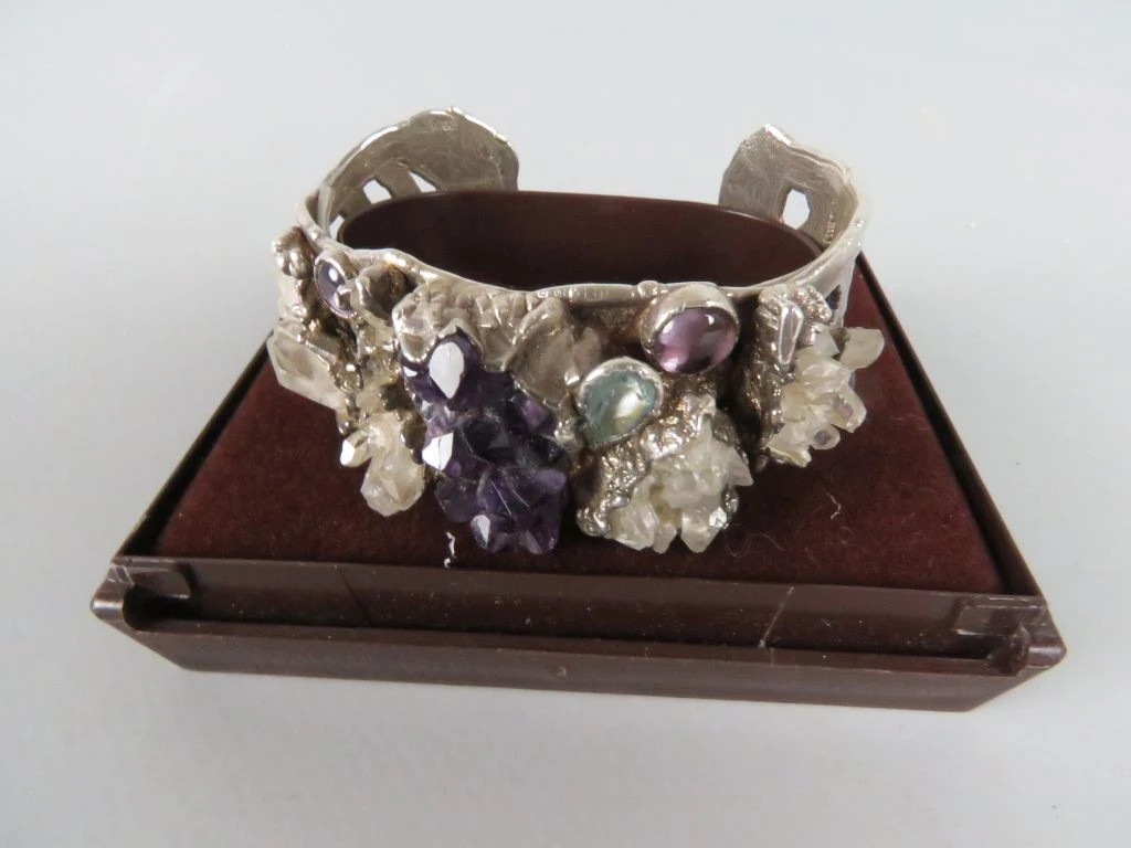 Brutalistisch zilverkleurige cuff-armband met amethist en kwartskristallen