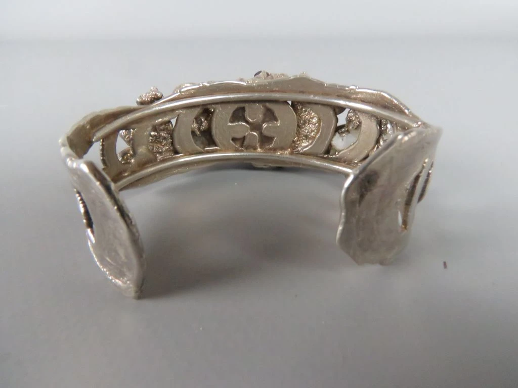Brutalistisch zilverkleurige cuff-armband met amethist en kwartskristallen