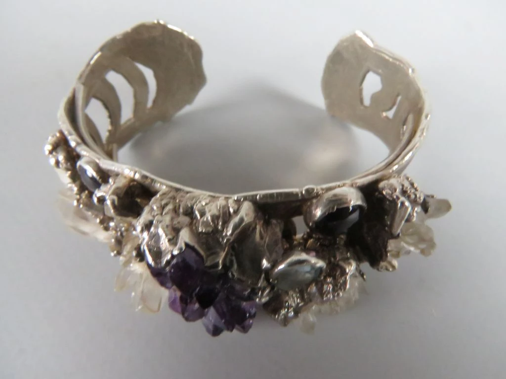 Brutalistisch zilverkleurige cuff-armband met amethist en kwartskristallen
