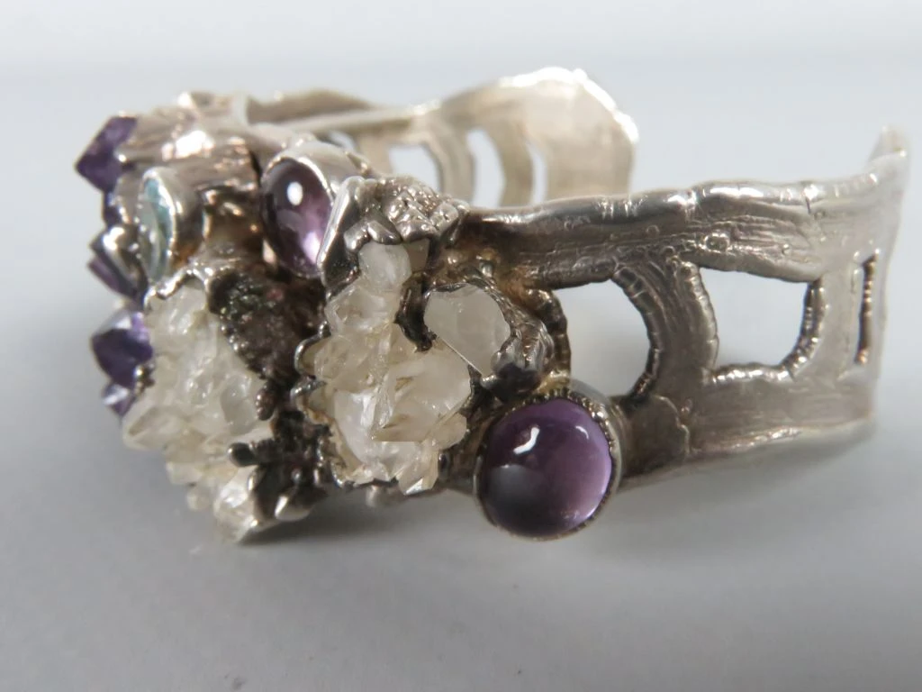 Brutalistisch zilverkleurige cuff-armband met amethist en kwartskristallen