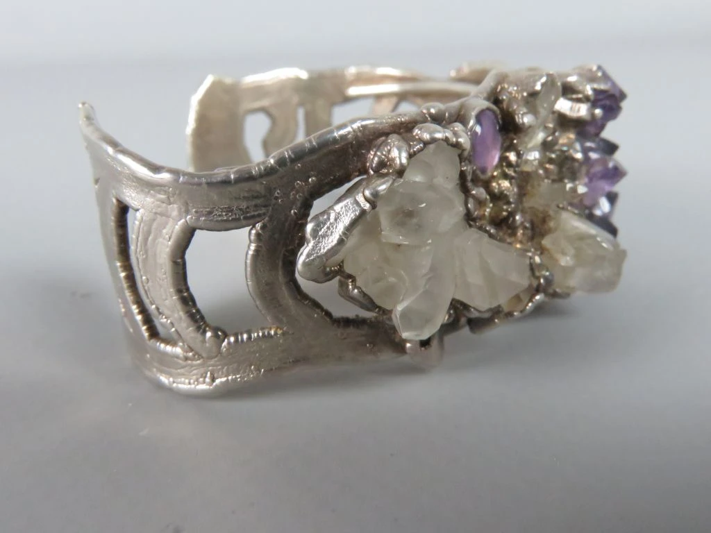 Brutalistisch zilverkleurige cuff-armband met amethist en kwartskristallen