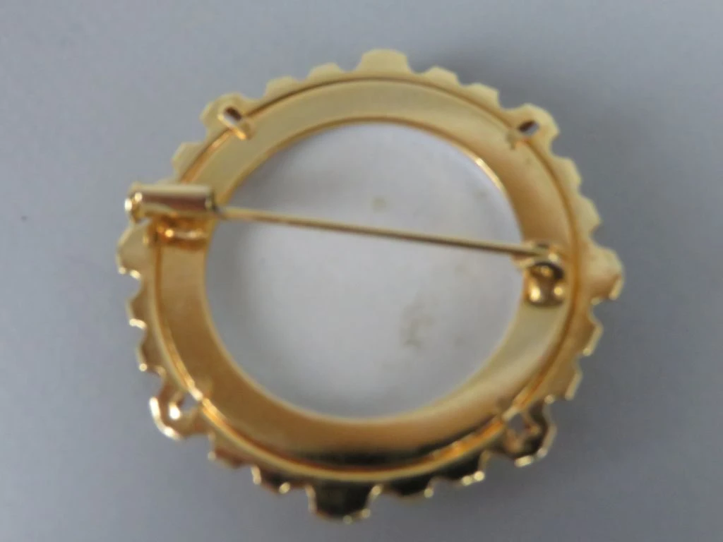 Porseleinen Limoges Broche met Romantisch Tafereel