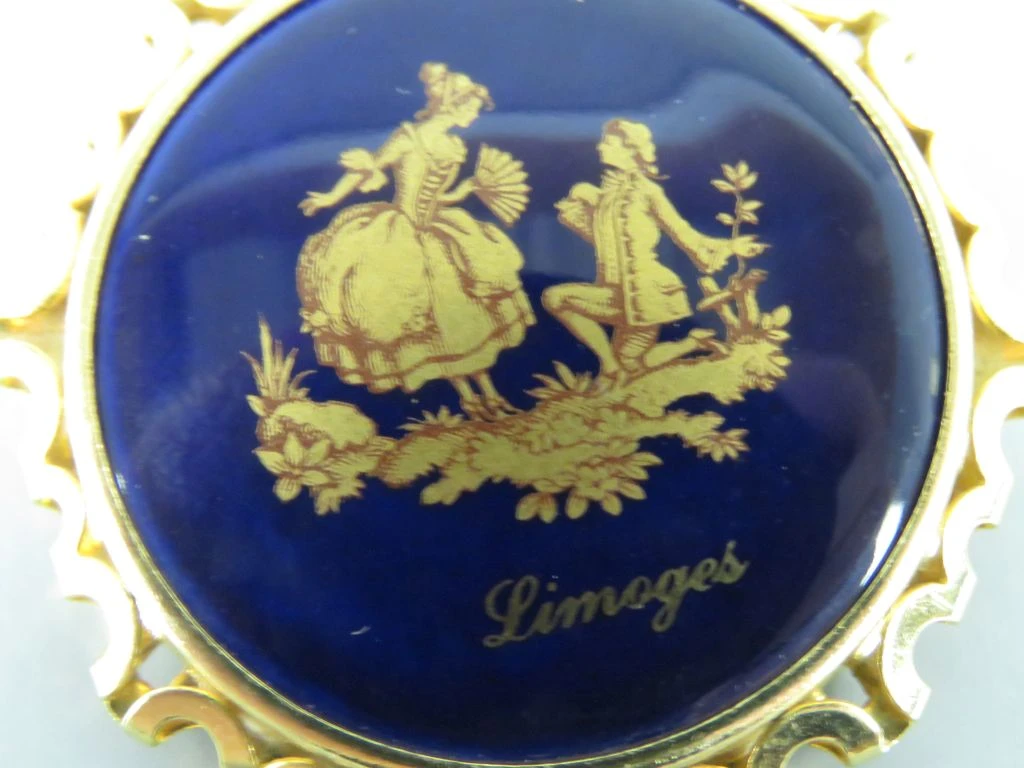 Porseleinen Limoges Broche met Romantisch Tafereel