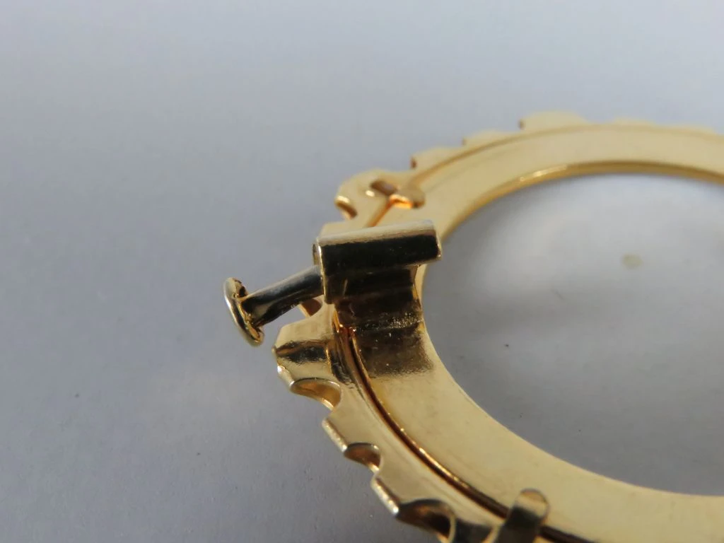 Porseleinen Limoges Broche met Romantisch Tafereel