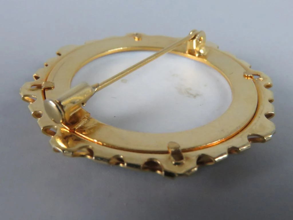 Porseleinen Limoges Broche met Romantisch Tafereel