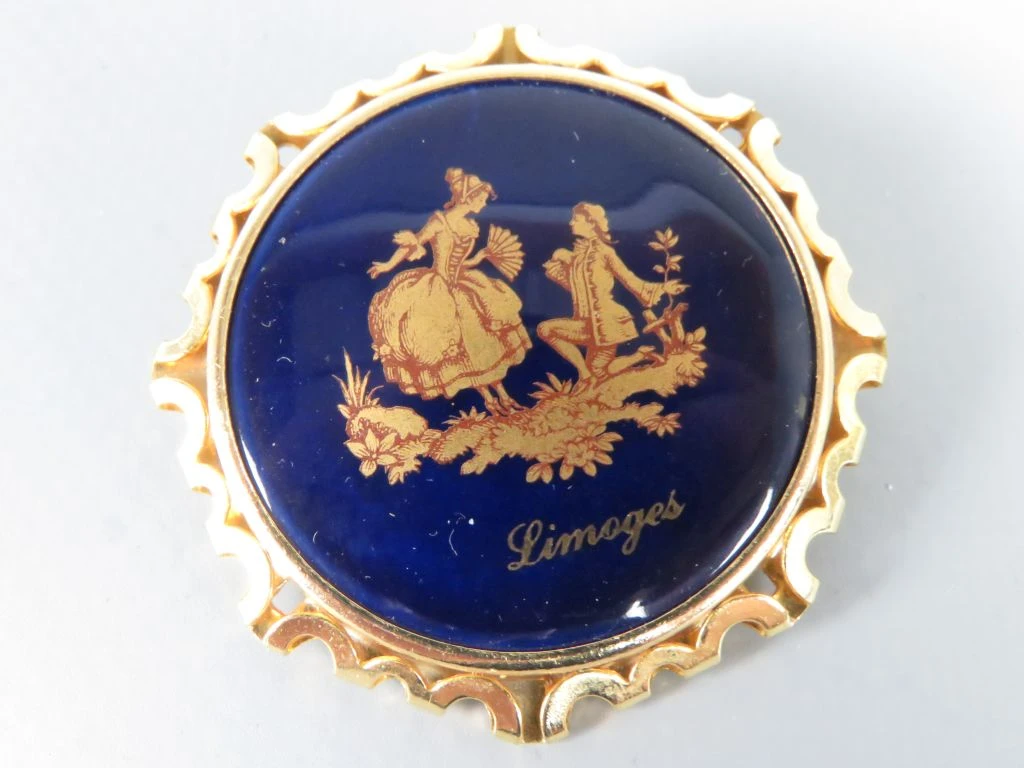 Porseleinen Limoges Broche met Romantisch Tafereel