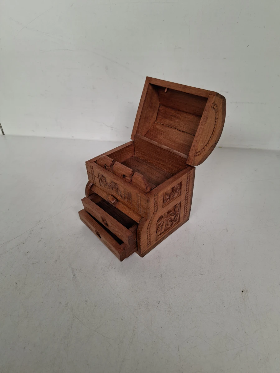 Prachtige Handgesneden Vintage Puzzelkist / Juwelenkist met Gitaarspeler en Uniek Rolluik-Systeem