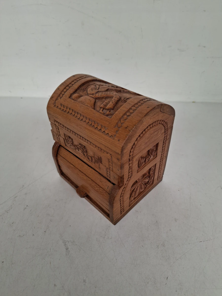 Prachtige Handgesneden Vintage Puzzelkist / Juwelenkist met Gitaarspeler en Uniek Rolluik-Systeem