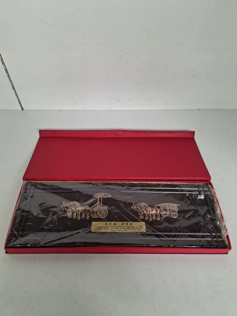 uxe Vintage Chinese Reliëf Plaque – Bronzen Strijdwagens Qin-Dynastie (Xi'an) met Originele Doos