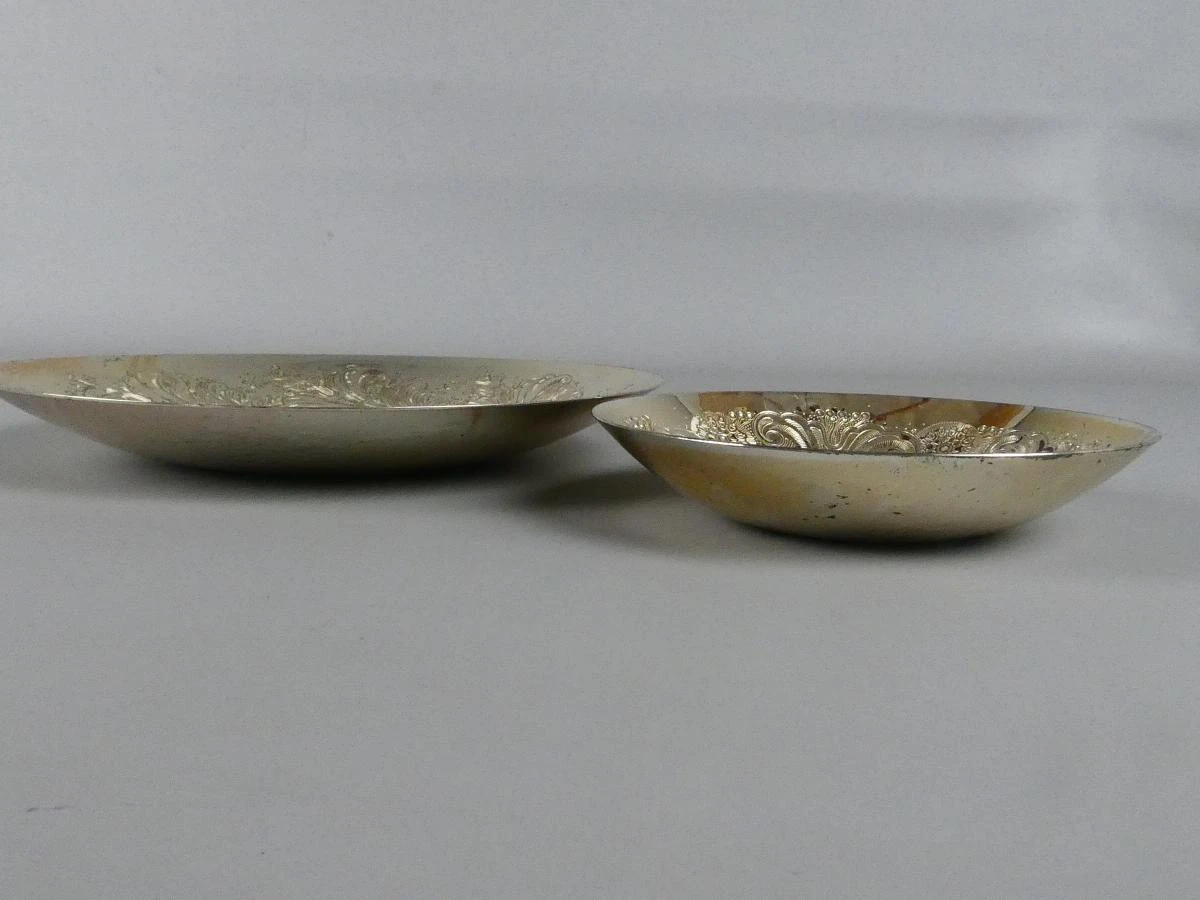 Set van 2 vintage decoratieve verzilverde schalen met reliëf
