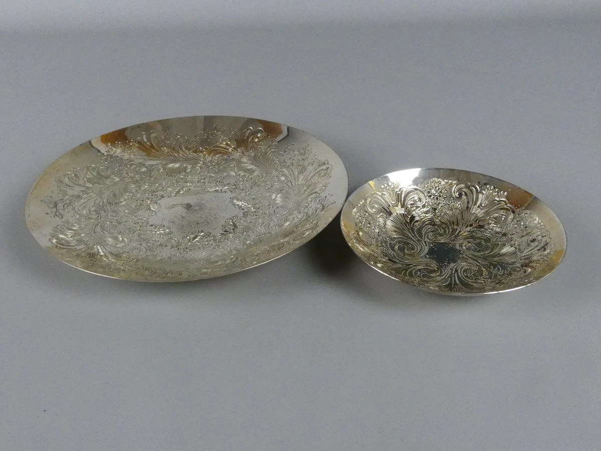 Set van 2 vintage decoratieve verzilverde schalen met reliëf