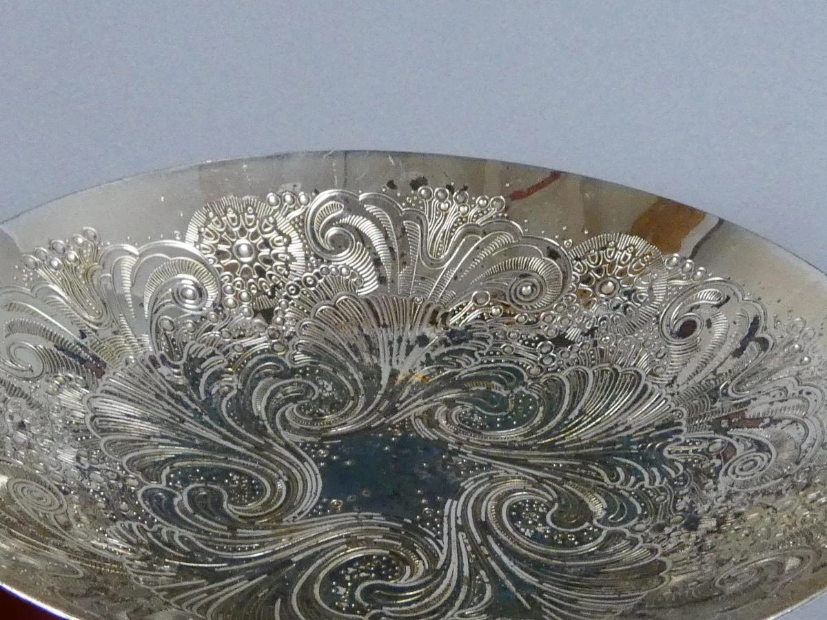Set van 2 vintage decoratieve verzilverde schalen met reliëf