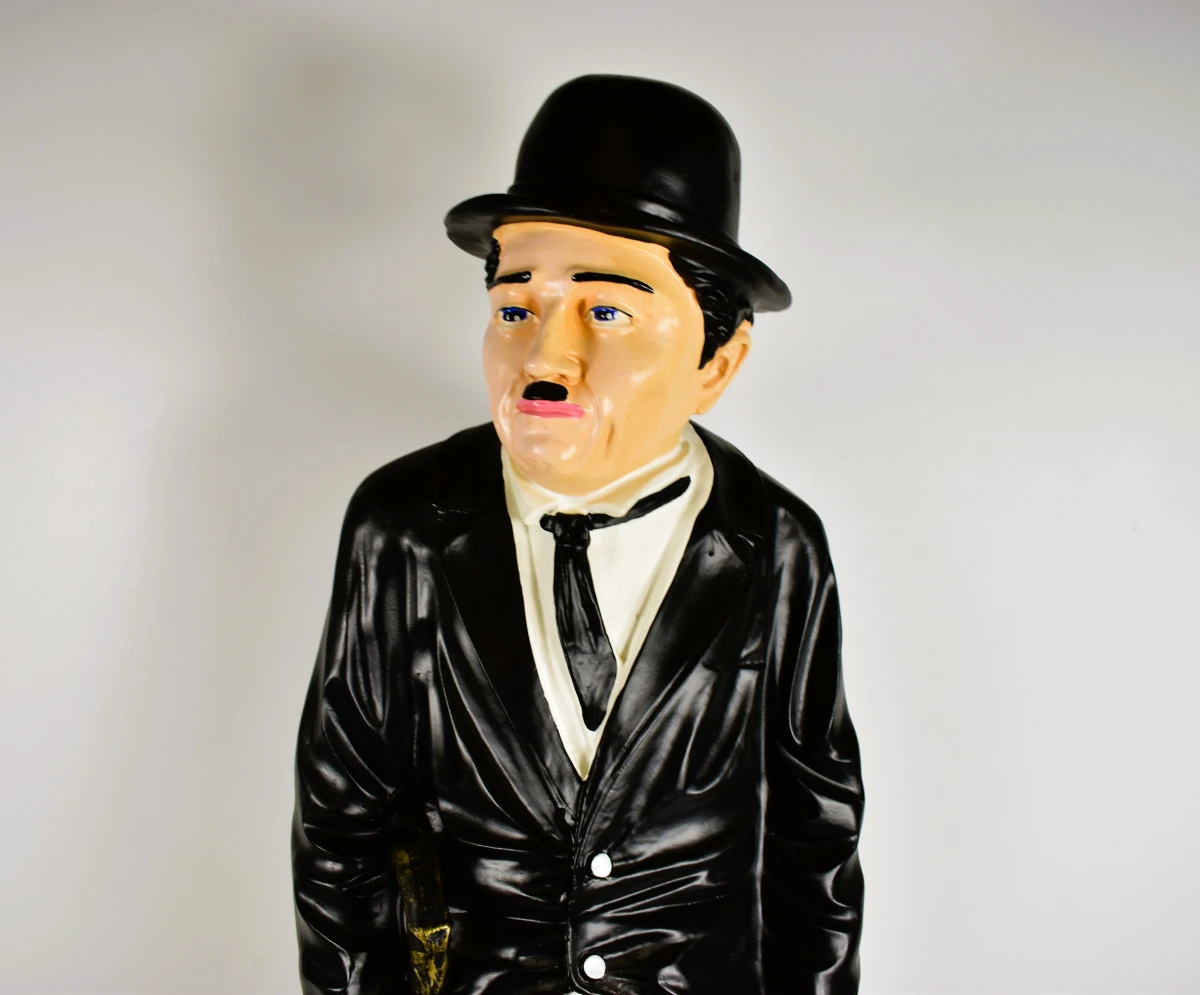 Beeld van Charlie Chaplin met hoed en wandelstok