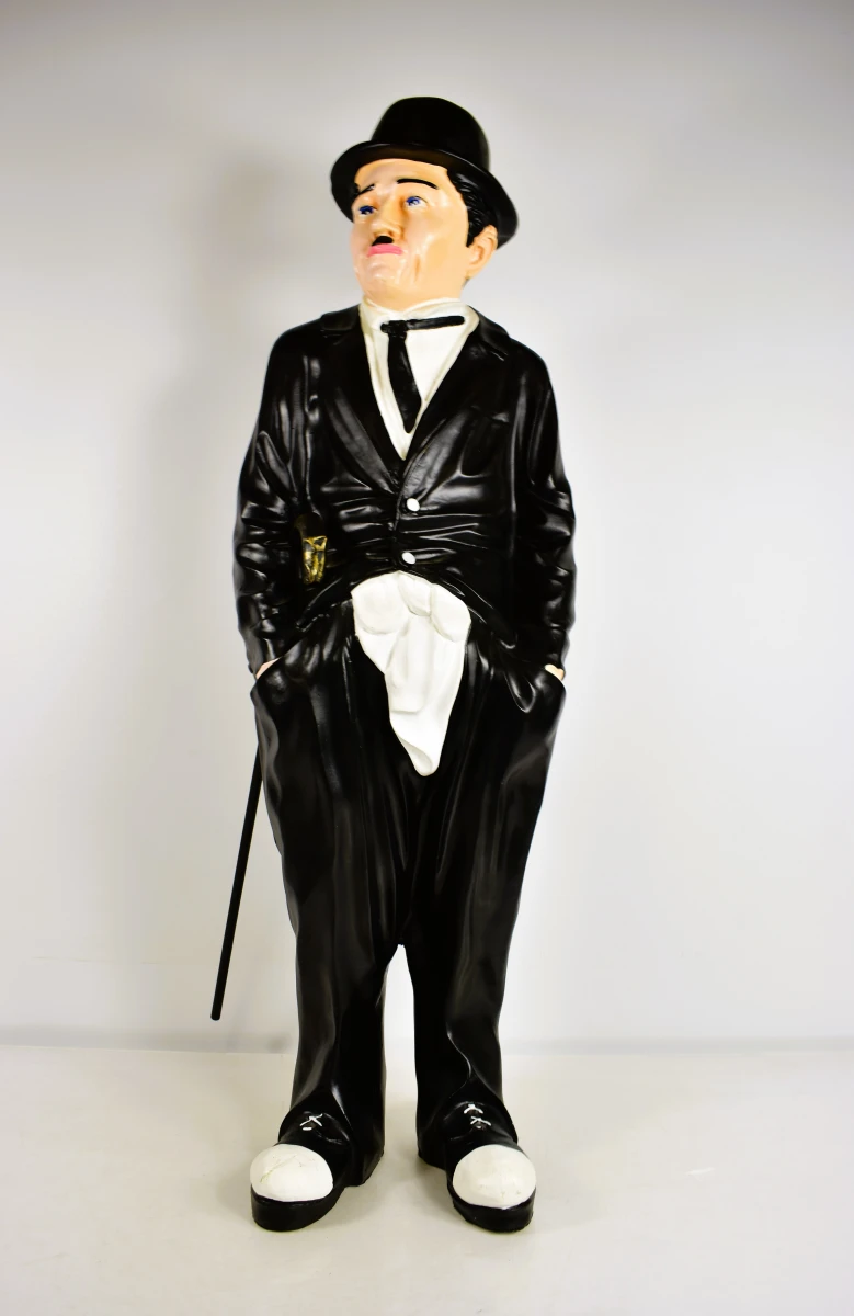 Beeld van Charlie Chaplin met hoed en wandelstok